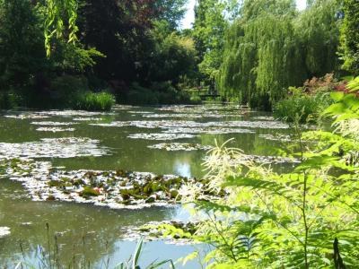 giverny garden in spring